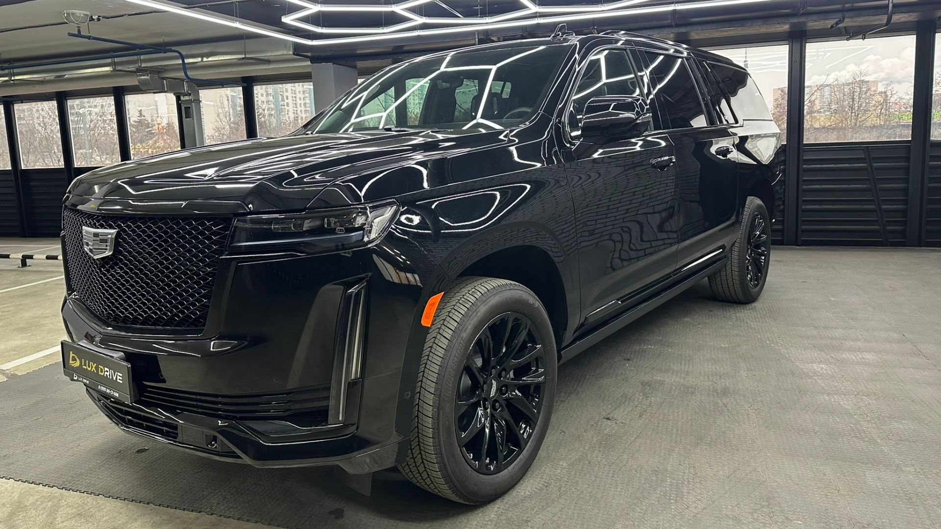 В продаже Cadillac Escalade ESV 2024г. Краткий обзор. Роскошный автомобиль на комиссии смотреть онлайн