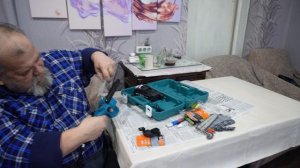 Квантовые инженеры высшей квалификации собирают совместно сложное устройство с помощью ума и навыков