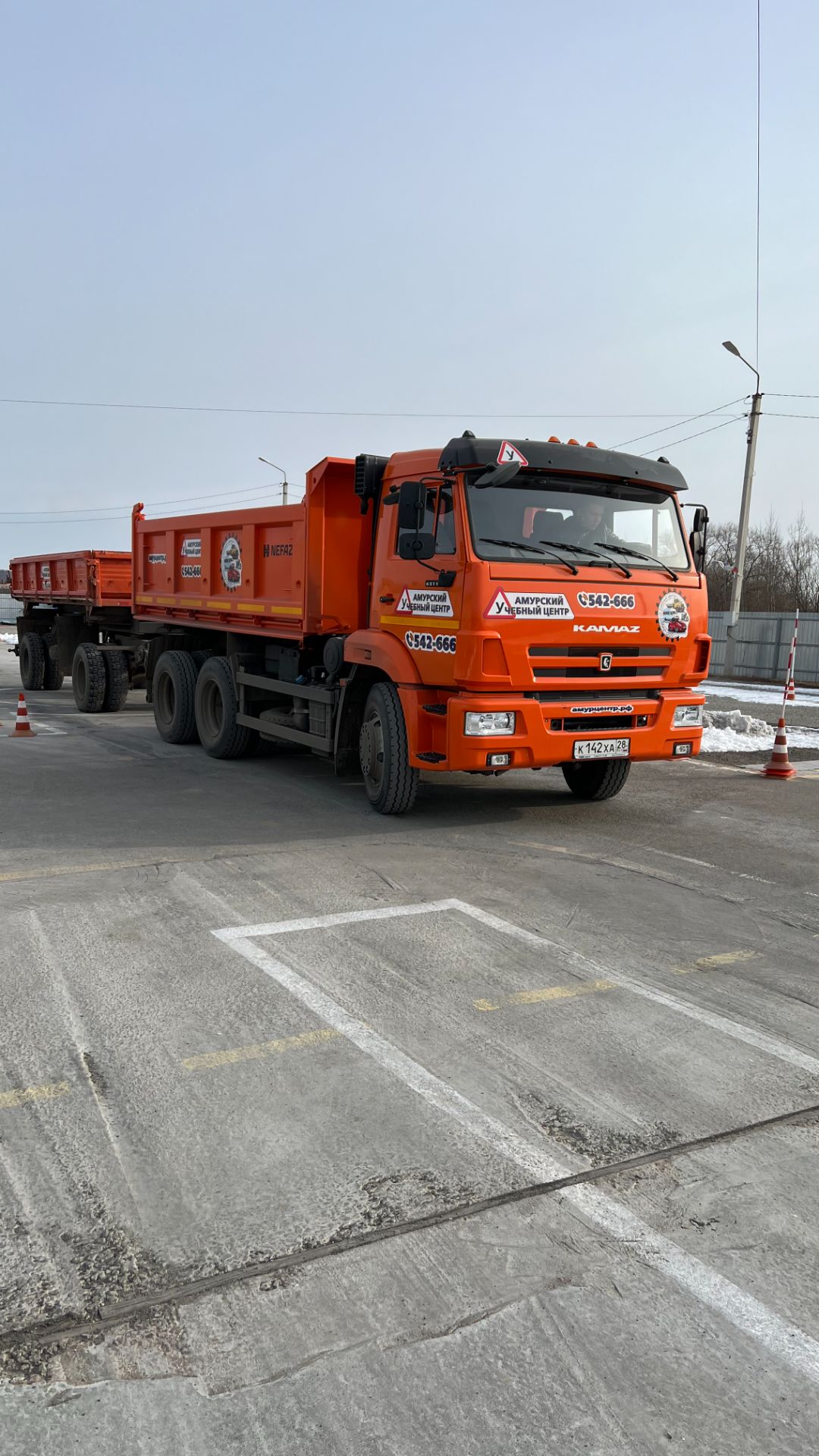Учимся парковать прицеп задним ходом. Прицеп с поворотной осью без стопора. Категория СЕ.