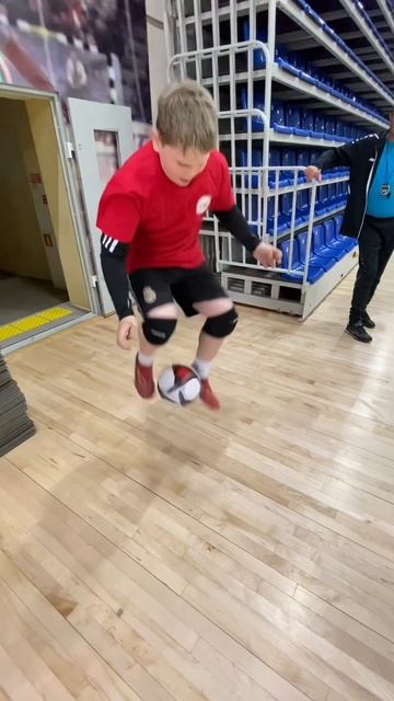 ОБУЧЕНИЕ ФУТБОЛЬНОГО ТРЮКА смотреть онлайн