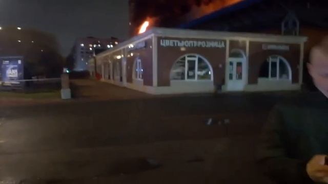 В Петербурге горит Правобережный рынок. смотреть онлайн