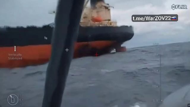 Кадры новой атаки украинских БЭКов на российский танкер публикуют украинские СМИ. смотреть онлайн