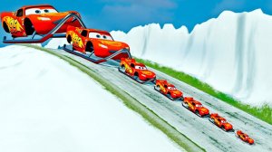 Снежный Молния Маквин против огромного СПУСКА! Прямо на санках! С наступающим новым годом!