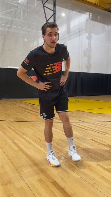 Баскетболист на разминке 😅