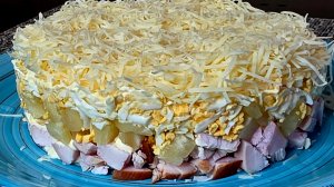 Салат с копченой куриной грудкой и ананасами.