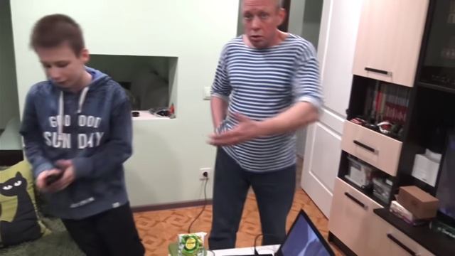 отец сломал сыну диска в Майнкрафте реальной жизни смотреть онлайн