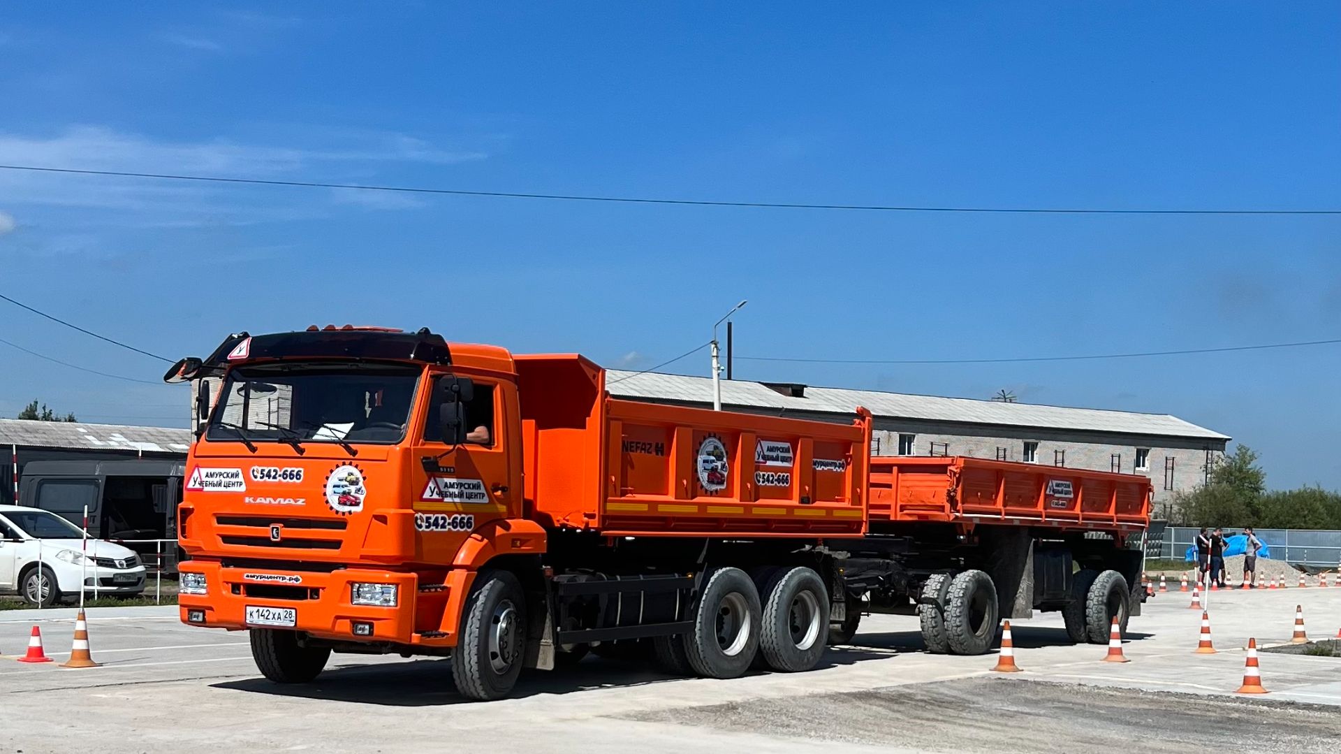 Категория СЕ,Толкаем прицеп задним ходом по прямой. Прицеп с поворотной осью без стопора