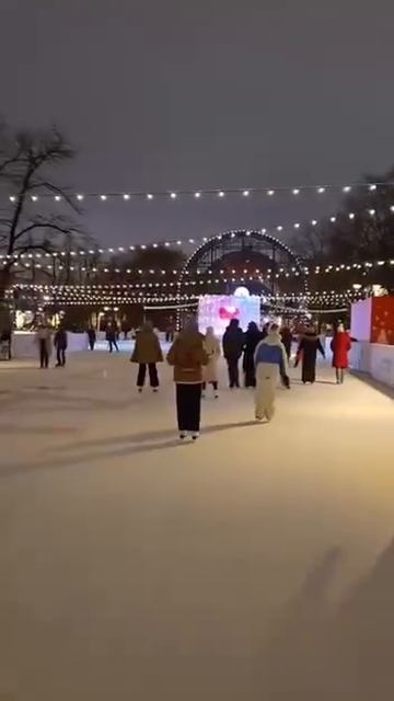 ⛸️Бесплатный каток заработал на Болотной площади⛸️ смотреть онлайн