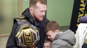 В Екатеринбурге встретили триумфатора UFC Петра Яна.