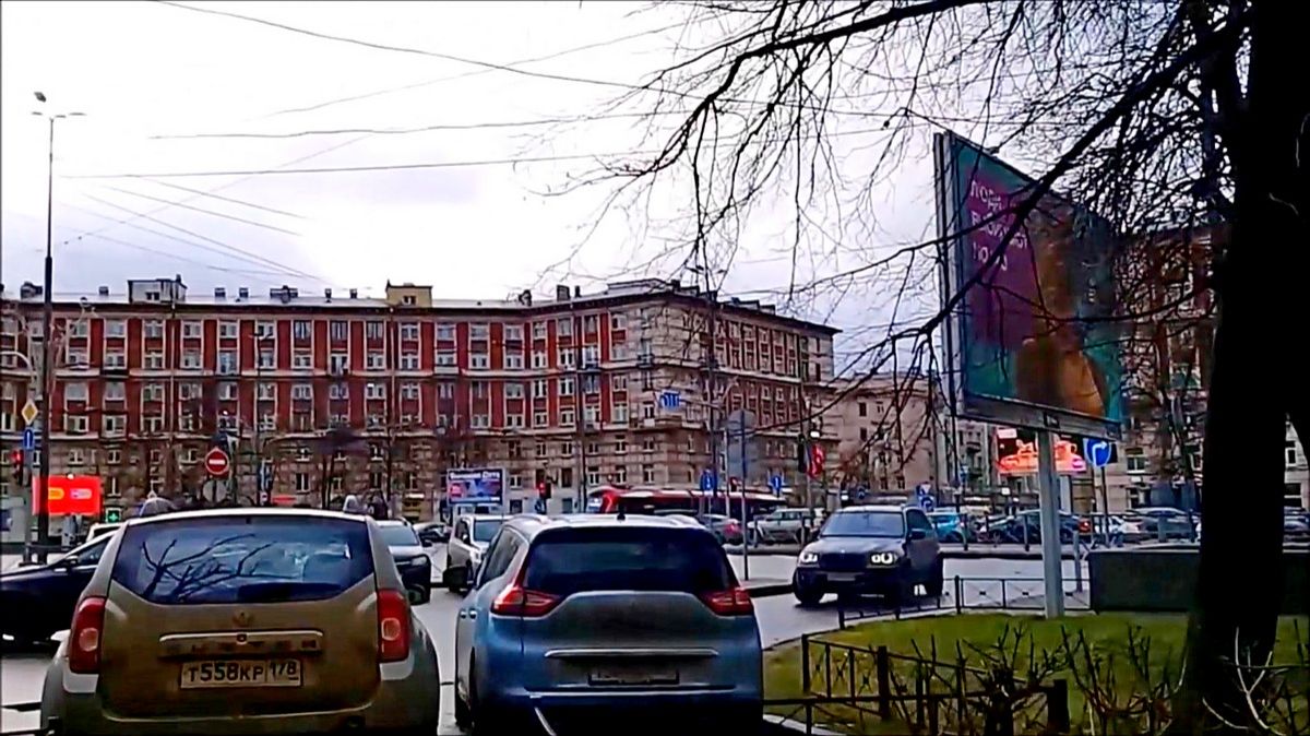 Заневский проспект и Заневская площадь (хмурый день 10 декабря 2025 года) смотреть онлайн