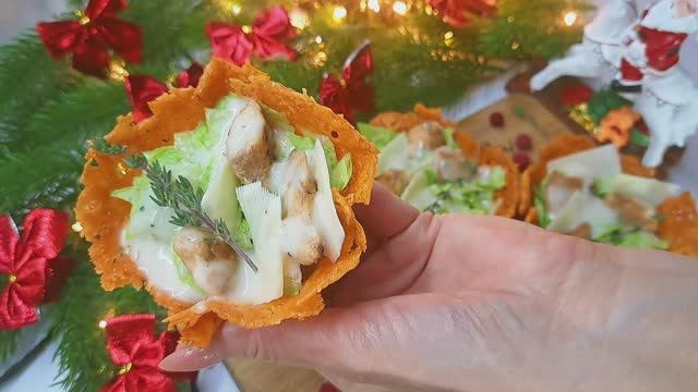 Великолепная закуска на праздничный стол! Корзиночки из пармезана!Цезарь в корзиночках из пармезана! смотреть онлайн
