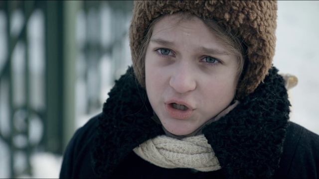 Солдат узнал своего маленького сына, которого считал погибшим после того как в их дом попала бомба. смотреть онлайн