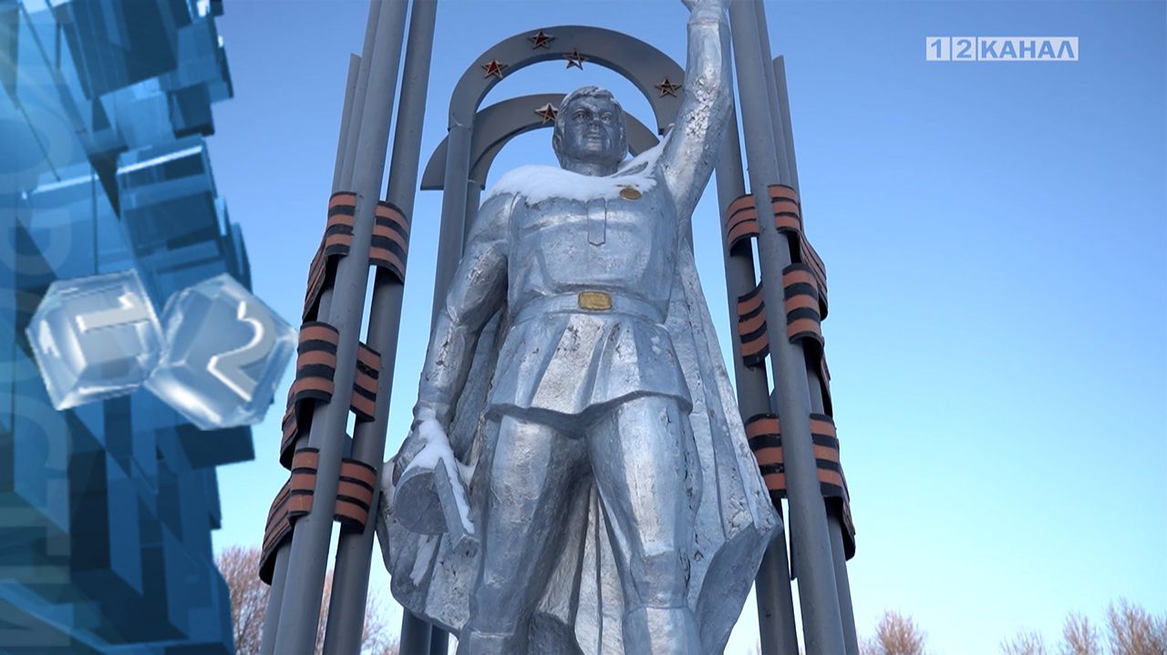 У памятника, воину-победителю на Комсомольском бульваре, почтили память павших героев смотреть онлайн