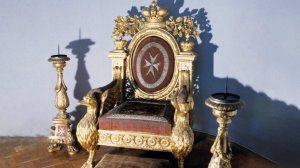 С усевшегося на трон Павла I в Эрмитаже мужчины требуют более 800 тысяч