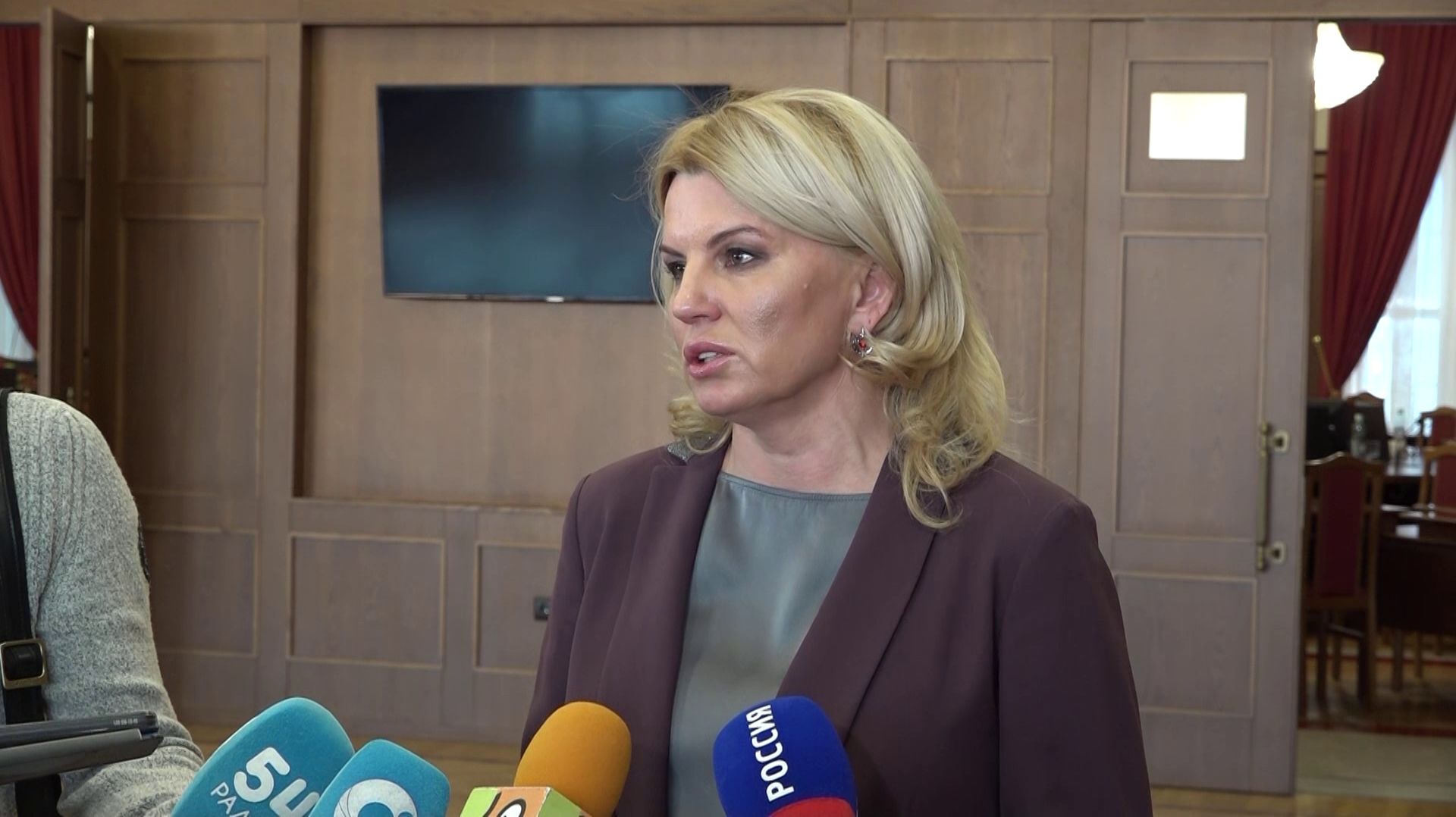 Более двухсот поправок внесли в бюджет Новосибирской области на предстоящие три года смотреть онлайн