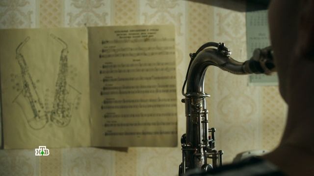 Шибанов играет на саксофоне с пистолетом смотреть онлайн