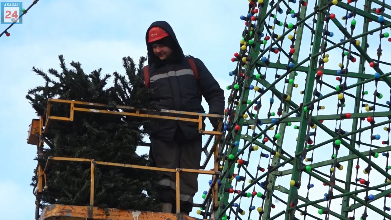 Хвойный наряд обретает главная ёлка столицы Хакасии, а улицы города украшаются световыми завесами смотреть онлайн