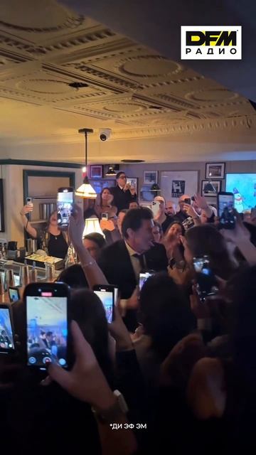 Хью Джекман и Кейт Хадсон исполнили дуэтом песню в пабе! смотреть онлайн