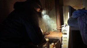 ЗАНОЧЕВАЛИ В ФАНЕРНОЙ ИЗБЕ. Поймали хариуса на ужин. Рыбалка на лесной реке. (Архив 2023)