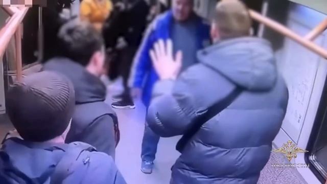 ‼️Мужчина устроил драку между «Авиамоторной» и «Текстильщиками» после того, как его разбудили‼️ смотреть онлайн