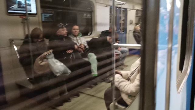 Поездка по по Люблинско-Дмитровской линии метро все станции от станции Зябликово до станции Физтех смотреть онлайн