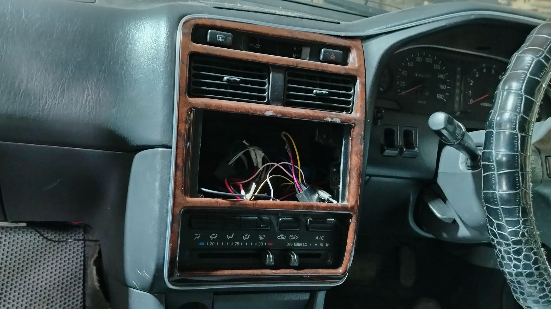 Как снять центральную панель Toyota Caldina