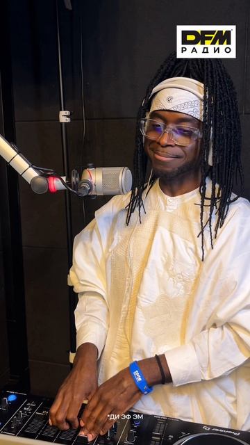 Рубрика «Смехотерапия» в шоу «РАЗБУДИЛЬНИКИ» на Радио DFM смотреть онлайн