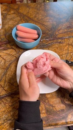 В сосисках из магазина нашли куски металла! Проверил вирусный лайфхак