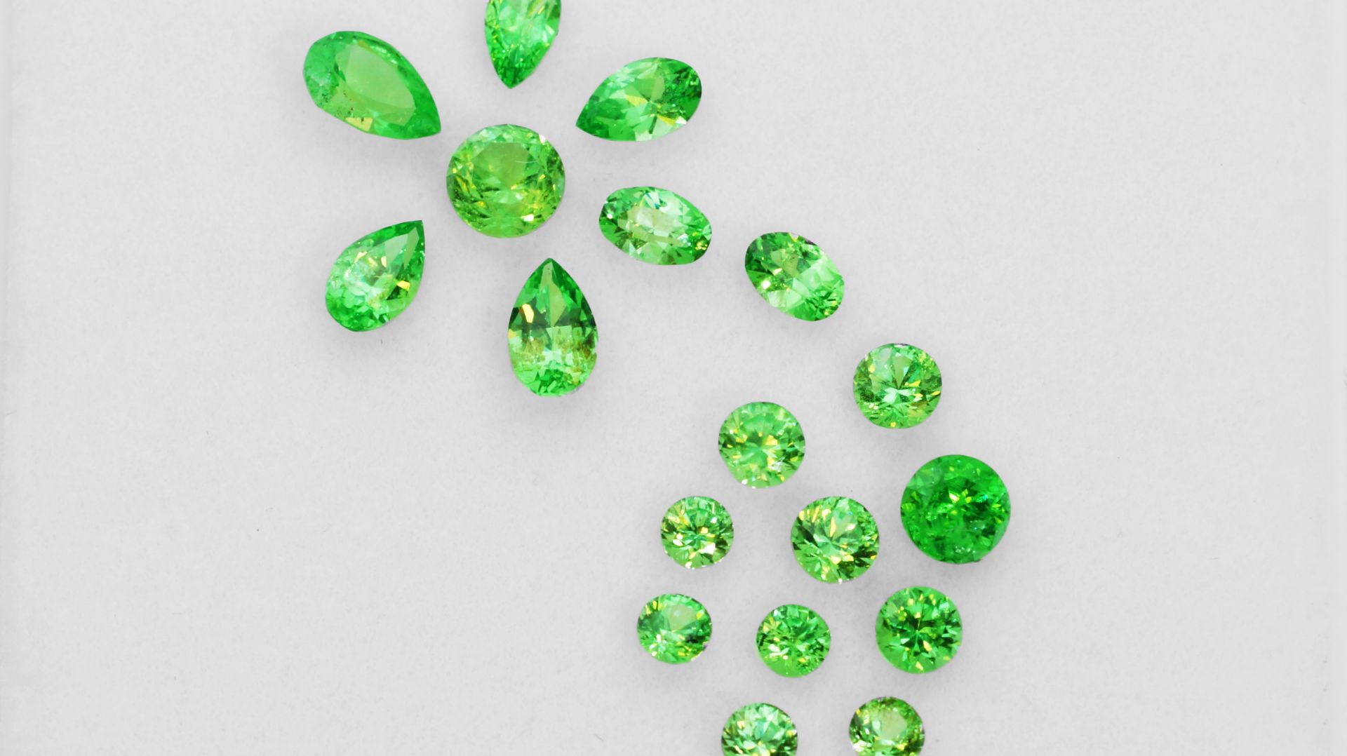 Тсаворит Гранат Комплект 2.85 карат смотреть онлайн