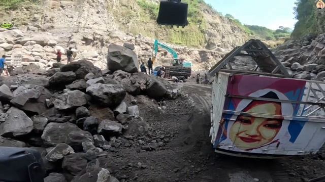 Строительство, экскаватор копает песок смотреть онлайн