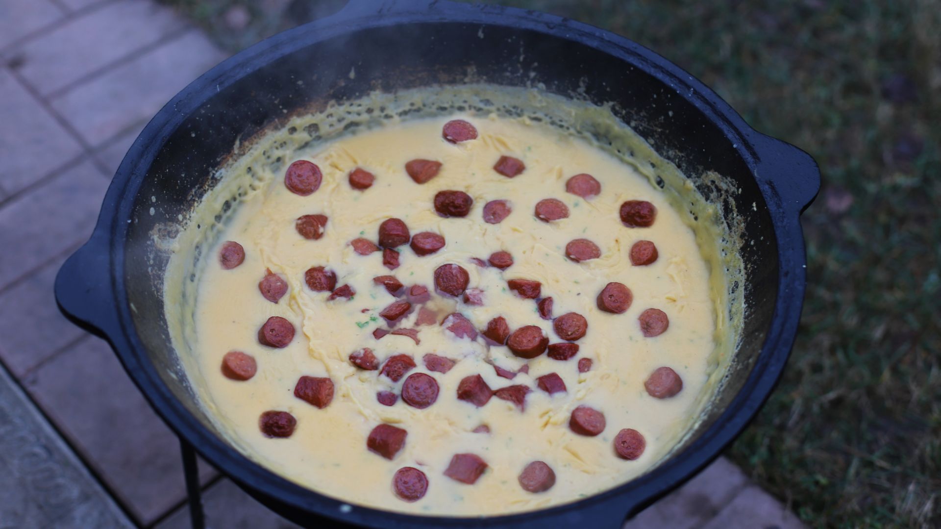 Гороховый суп пюре с копчеными колбасками в казане смотреть онлайн