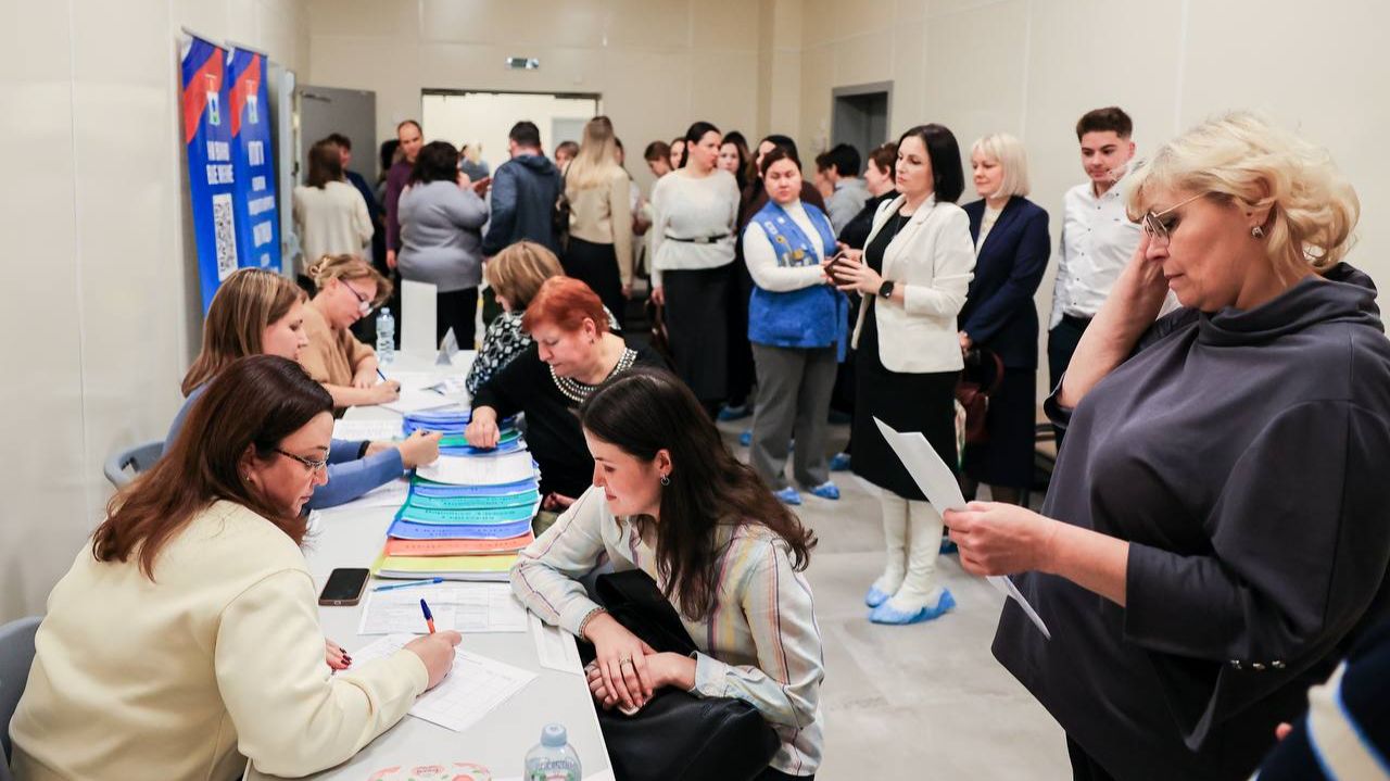 (12+) Открытый диалог: мытищинские учителя задали вопросы на «выездной администрации» смотреть онлайн