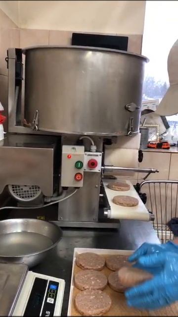 Формование гамбургеров на котлетном автомате ИПКС-123М(Н) смотреть онлайн