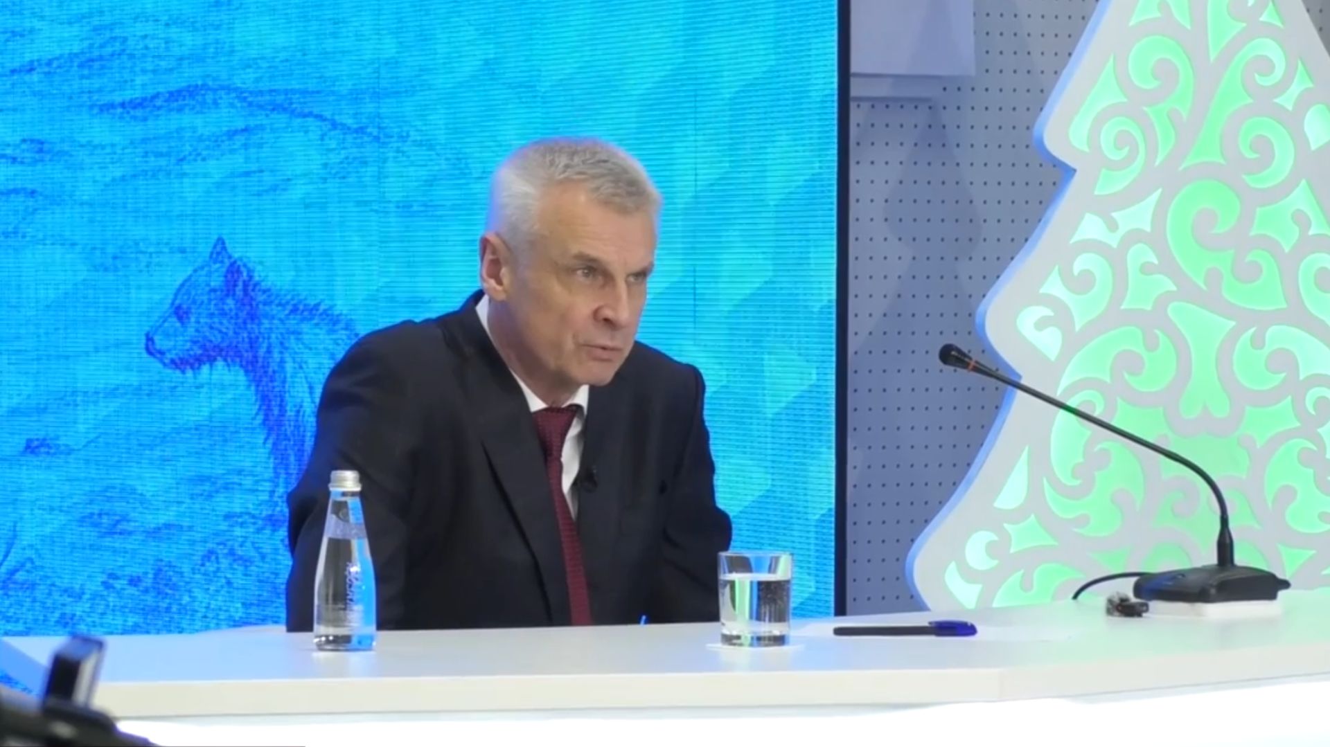 В Магадане впервые прошла прямая линия губернатора Сергея Носова, совмещенная с пресс-конференцией смотреть онлайн