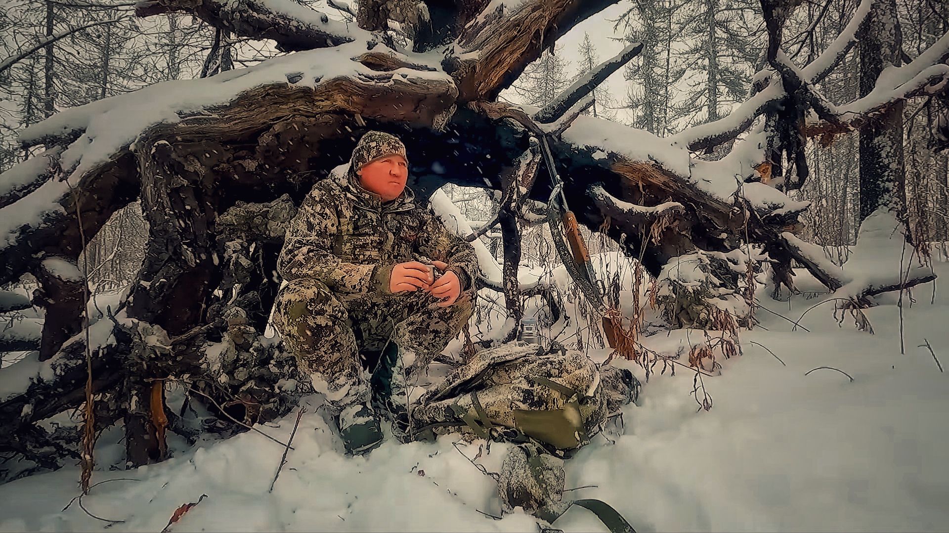Укрылся под корнем в сильный снегопад. Приехал отец на лесную избу. смотреть онлайн