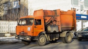 Мусоровоз МКМ-44108 (МК-4454-04) на шасси КамАЗ-43255-A3 (Н 555 УМ 22). / KAMAZ garbage truck.