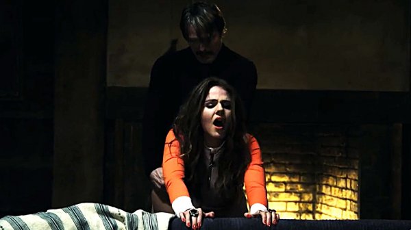 ОН ЧПОНЬКНУЛ ПЫЛКУЮ КИЛЛЕРШУ, КОТОРАЯ ДОЛЖНА ЕГО УБИТЬ / ОБЗОР КРУТОГО ФИЛЬМА "ПОЛЯРНЫЙ"