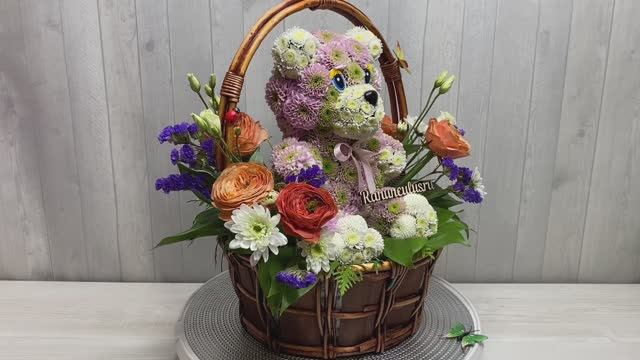 Розовый мишка из хризантем в корзинке смотреть онлайн