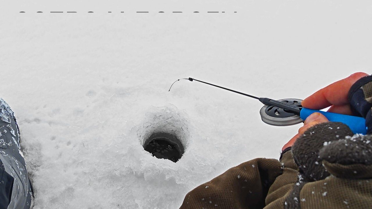 Мощный поклёв зимой. Зимняя Рыбалка. Хватаю Рыбу Руками. Русская Рыбалка в Сибири на Браском смотреть онлайн
