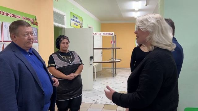 Николай Панков обсудил с учителями организацию школьного питания в Пугачеве смотреть онлайн