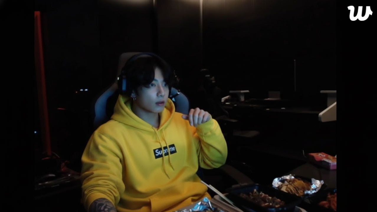 В прямом эфире🔴Чонгук показал фото Чимина и его девушки на пляже в прямом эфире Weverse. смотреть онлайн