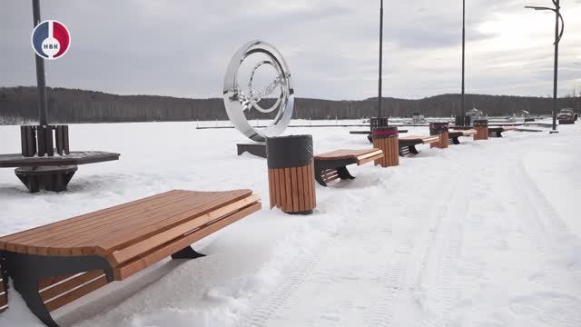 Городской пляж продолжает функционировать в зимний период как прогулочная зона для жителей смотреть онлайн