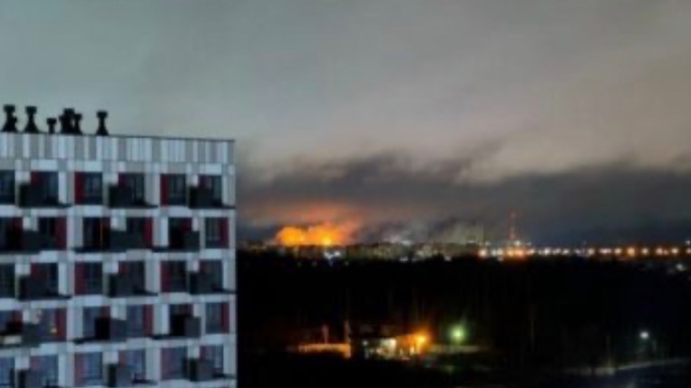 Появились кадры атаки БПЛА на Новгород. Атакован химзавод. 11.12.2025 смотреть онлайн