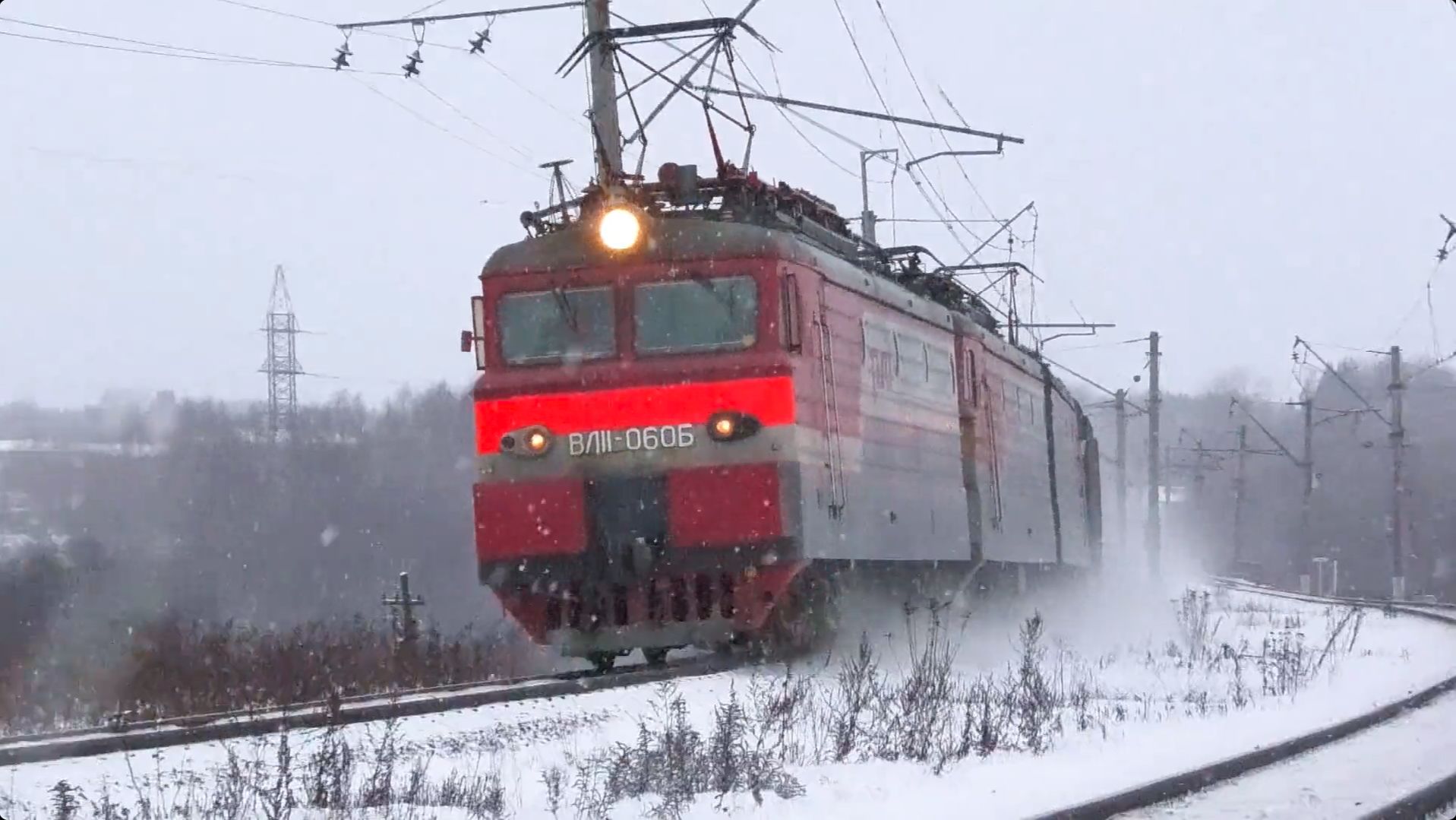 Бывший Пермский ВЛ11-060 Б/145 с грузовым поездом в Волоколамске смотреть онлайн