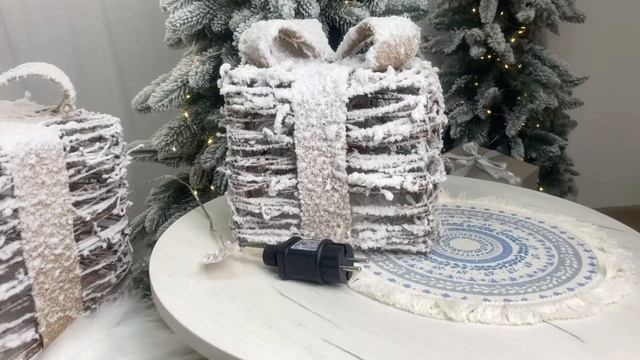 Светящийся ЗАСНЕЖЕННЫЙ ПОДАРОК ИЗ РОТАНГА, 20 теплых белых LED-огней, 24 см, TR-71275