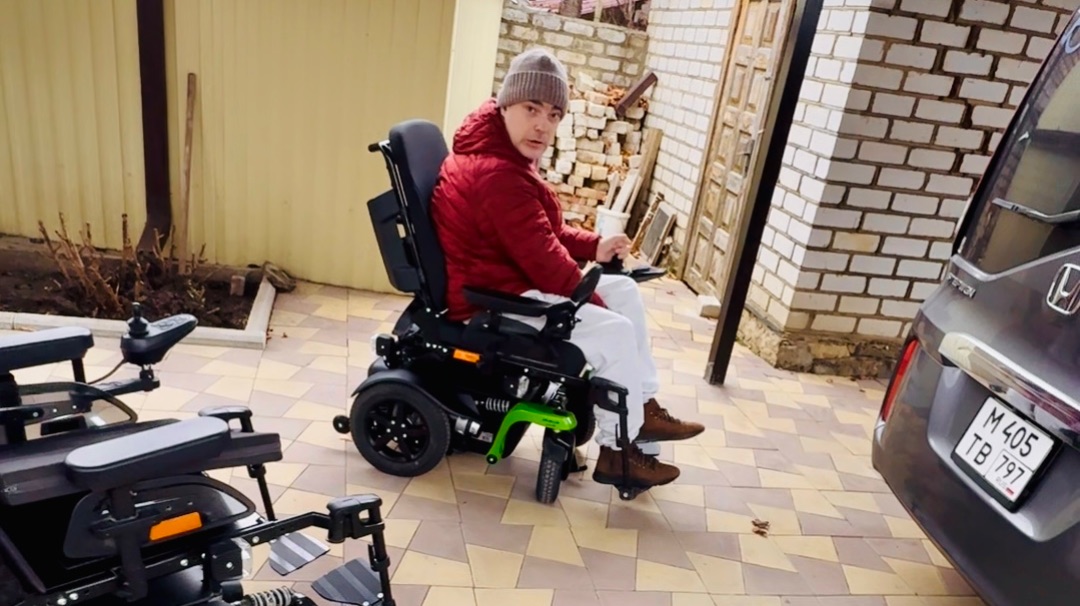 Первая поездка на новой электроколяске Otto Bock Juvo B6♿️ — эмоции Павла из Ставропольского края🥷 смотреть онлайн