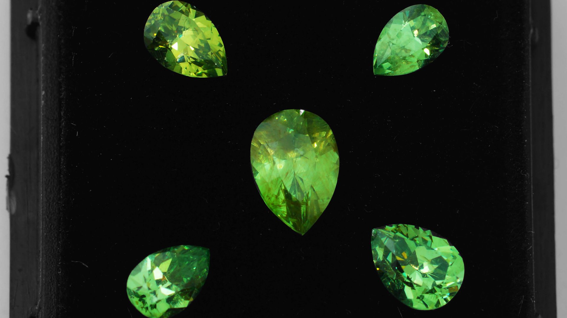 Демантоид Гранат Комплект 2.20 карат смотреть онлайн