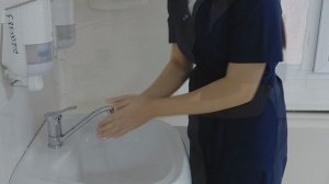Обработка рук водой с мылом