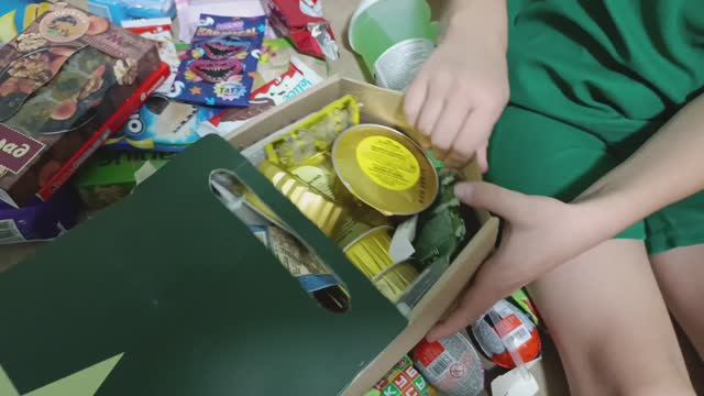 Сладкий подарок от бабушки: распаковка сладостей на День рождение! 🎉 смотреть онлайн