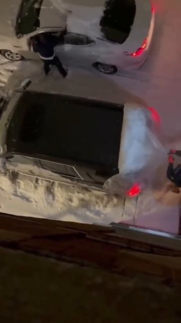 Как быстро очистить автомобиль от снега.